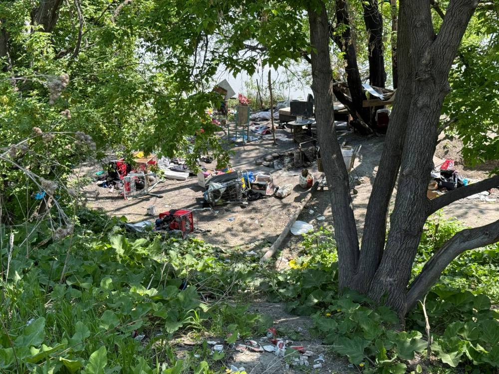 SCOTT BILLECK / FREE PRESS
The site of a recent encampment along the waterfront in Point Douglas Monday.