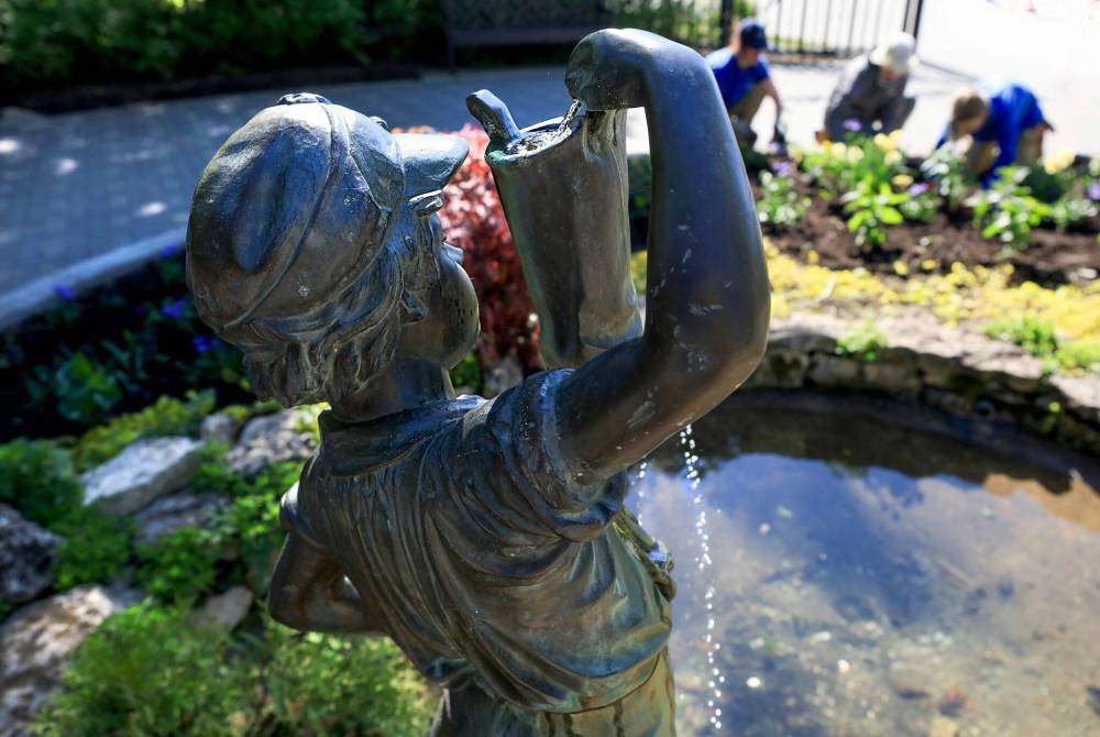 Ruth Bonneville / Free Press
Assiniboine Park work crews planting in the English Garden around the Boy with the Boot statue.