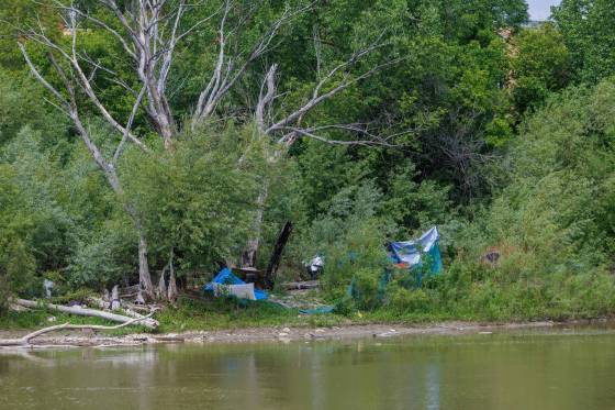 A large encampment along the banks of the Assiniboine River at the end of Spence Street at Balmoral Street. (Mike Deal / Free Press)