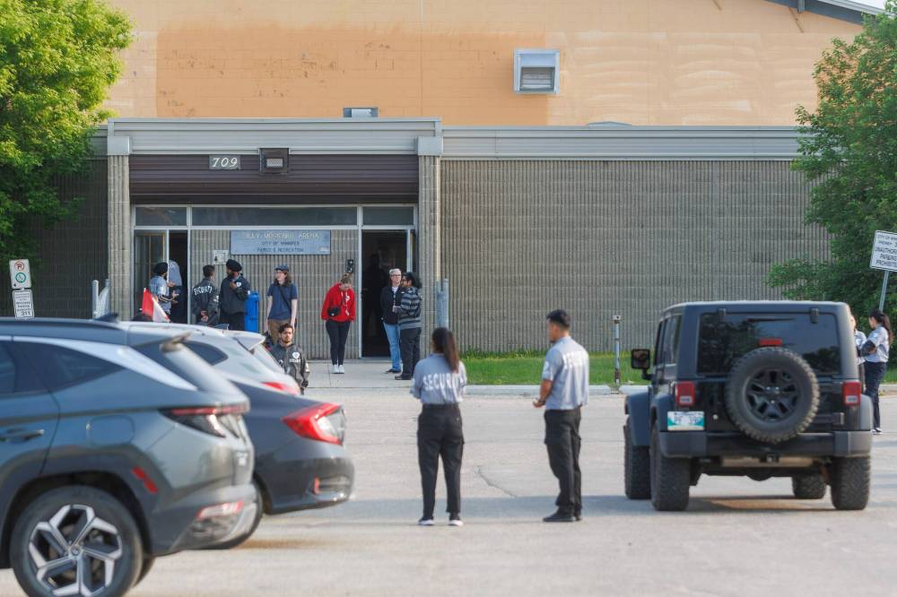 MIKE DEAL / FREE PRESS
Evacuees are encouraged to register at Billy Mosienko Arena regardless of whether they have a place to stay.