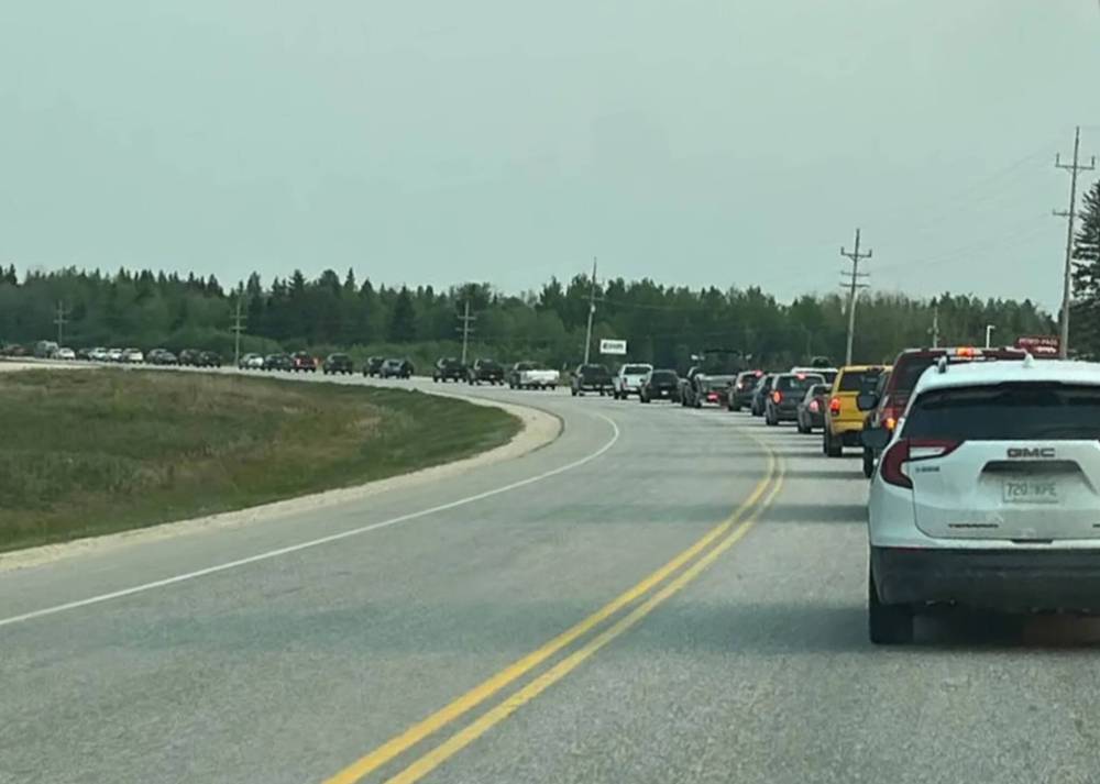 ROB BURROUGHS PHOTO
                                Vehicles line up going from Flin Flon to The Pas on Wednesday evening. A nurse working in Flin Flon said staff were told Tuesday evacuations weren’t likely for the next 48 hours.