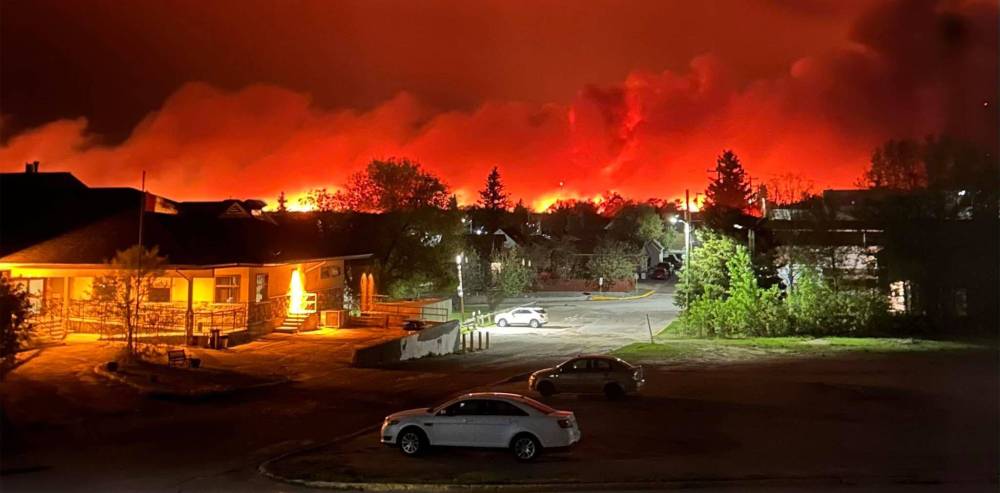 KIRA KITTLE PHOTO
                                A photo taken early Wednesday shows a wildfire near Flin Flon.