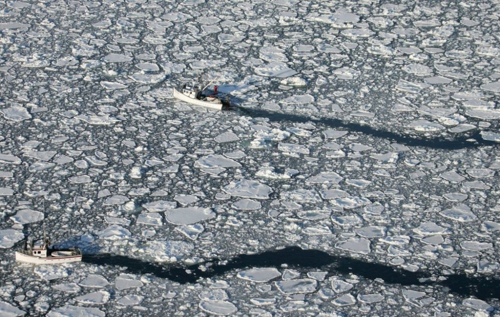 Boats make their way through the ice in the Gulf of St. Lawrence, March 25, 2006. THE CANADIAN PRESS/Jonathan Hayward