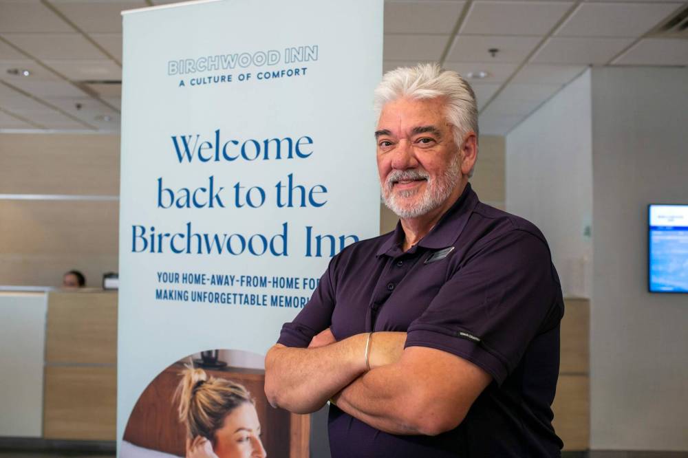 BROOK JONES / FREE PRESS
Hotel manager Bruce MacKay with signage declaring the former Holiday Inn Winnipeg - Airport West is returning to the brand it used from the late 1970s to the early 1990s.