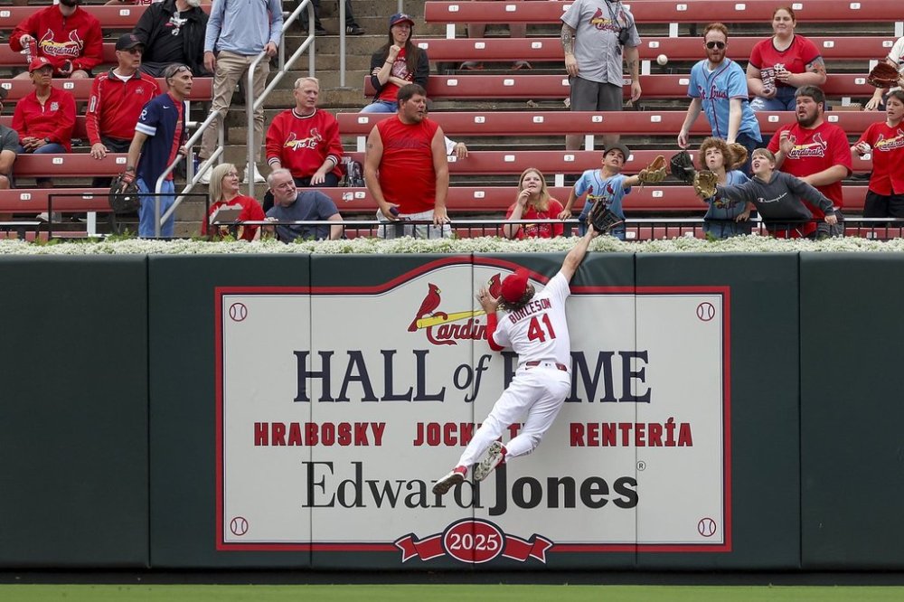 St. Louis Cardinals' Alec Burleson is unable to catch a home run ball hit by Kansas City Royals' Jonathan India during the first inning in the first baseball game of a doubleheader, Thursday, June 5, 2025, in St. Louis. (AP Photo/Scott Kane)