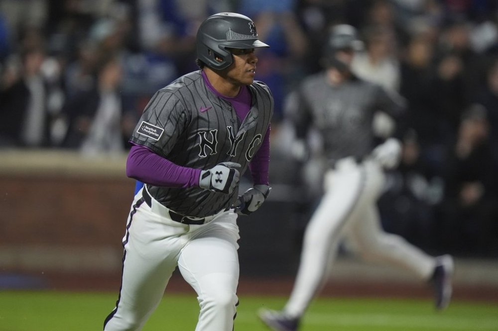 New York Mets' Juan Soto watches the ball hit hit for a two-run double during the fourth inning of a baseball game against the Los Angeles Dodgers Saturday, May 24, 2025, in New York. (AP Photo/Frank Franklin II)