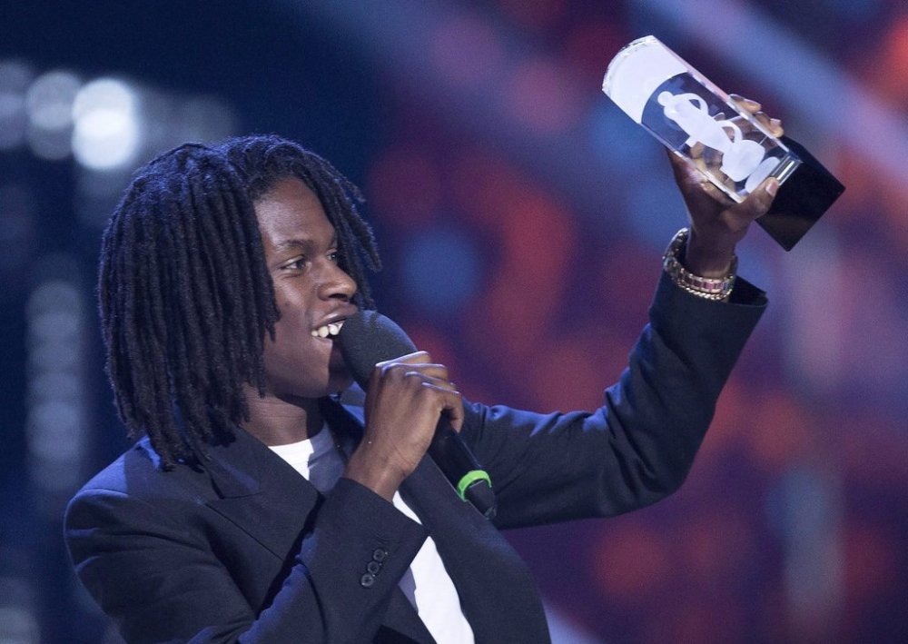 Daniel Caesar holds up his Juno award for R and B Soul Recording of the Year at the Juno Awards in Vancouver, Sunday, March, 25, 2018. THE CANADIAN PRESS/Darryl Dyck