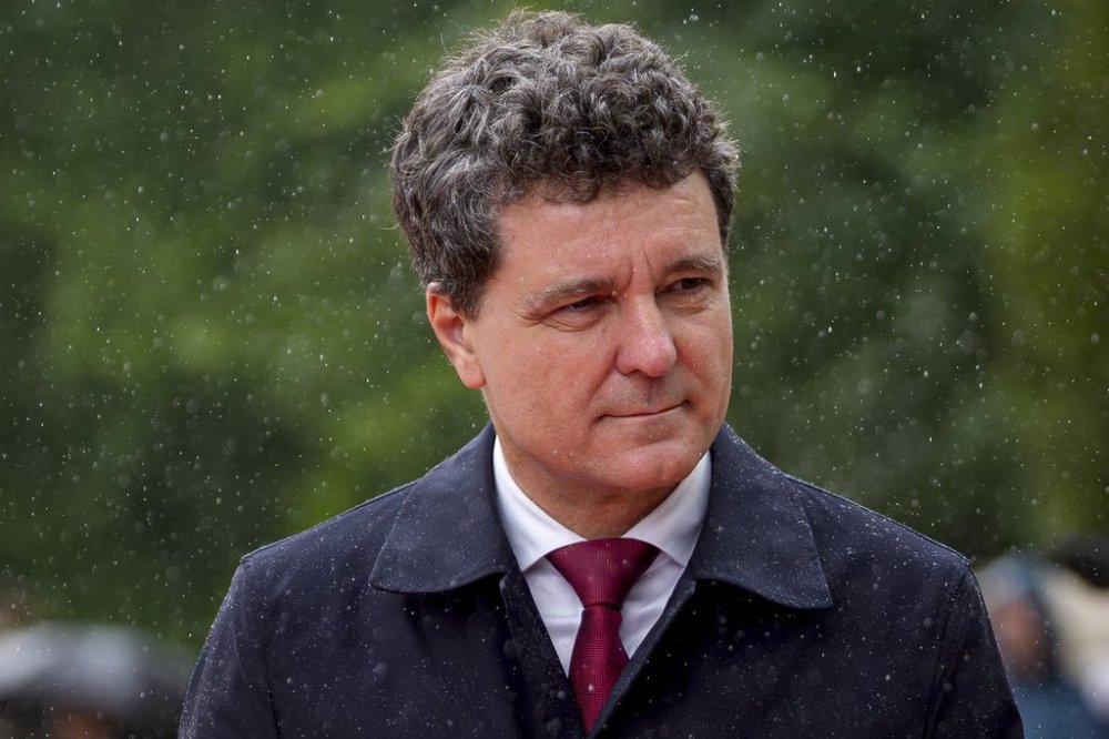 Romania's newly elected president Nicusor Dan reviews the honour guard during a welcoming ceremony at the Cotroceni Presidential Palace, after being sworn in at the parliament, in Bucharest, Romania, Monday, May 26, 2025. (AP Photo/Andreea Alexandru)
