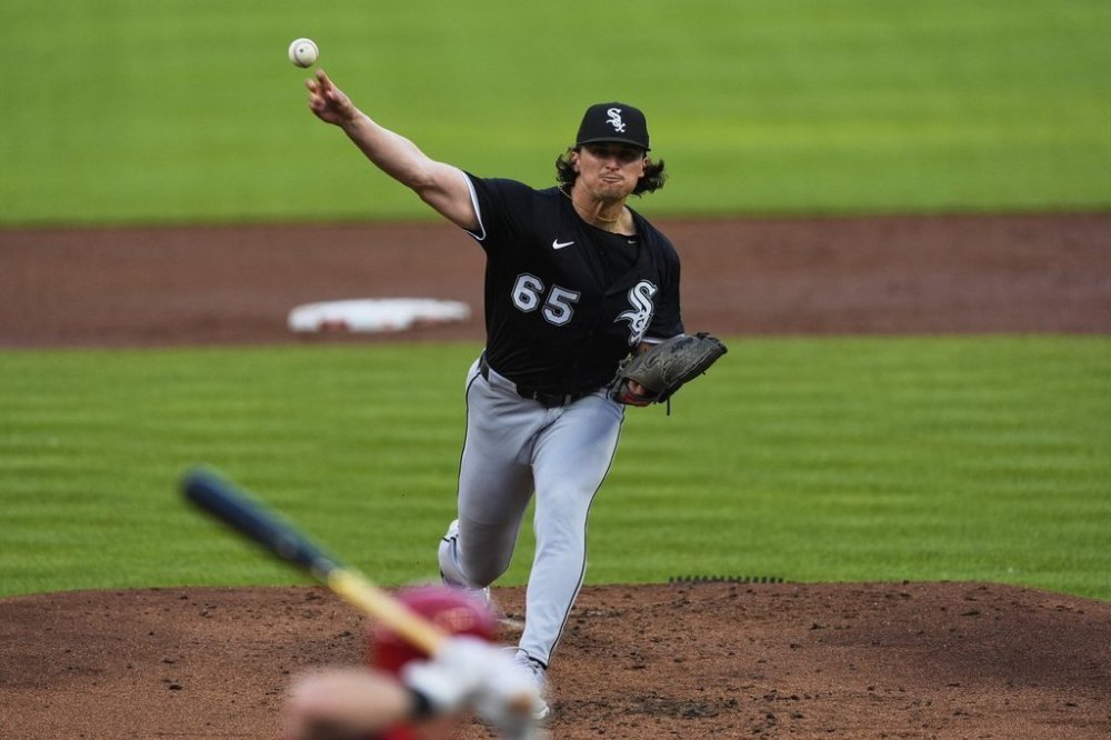 Chicago White Sox pitcher Davis Martin (65) throws during the second inning of a baseball game against the Chicago White Sox, Wednesday, May 14, 2025, in Cincinnati. (AP Photo/Carolyn Kaster)