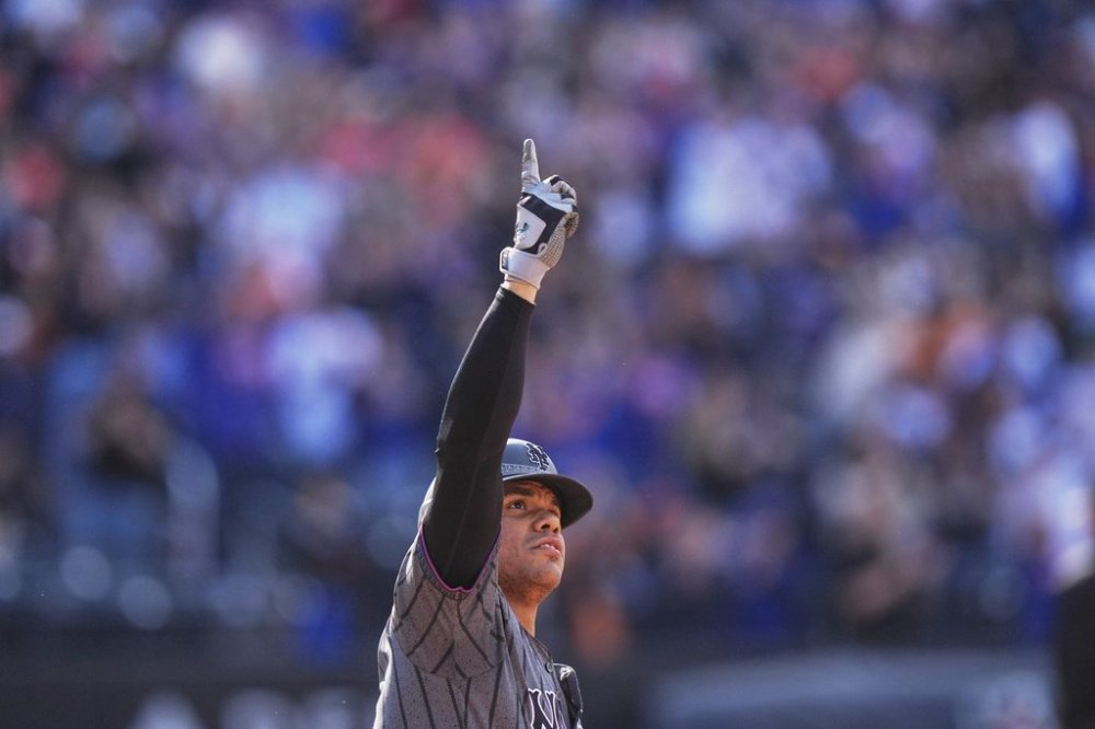 New York Mets' Juan Soto gestures to the crowd as he runs the bases after hitting a home run during the fourth inning of a baseball game against the Colorado Rockies Saturday, May 31, 2025, in New York. (AP Photo/Frank Franklin II)