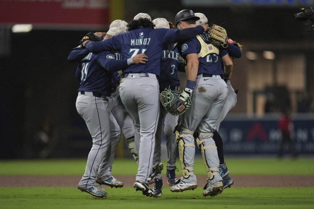 Members of the Seattle Mariners celebrate after the team defeated the San Diego Padres 4-1 in a baseball game Saturday, May 17, 2025, in San Diego. (AP Photo/Gregory Bull)