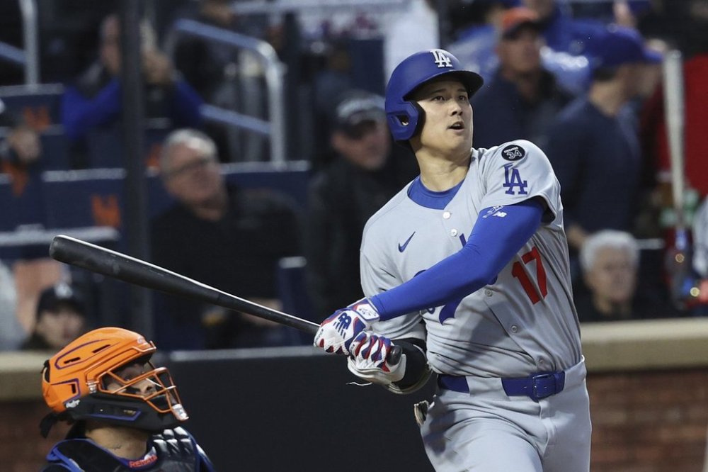 Los Angeles Dodgers' Shohei Ohtani bats during the third inning of a baseball game against the New York Mets, Friday, May 23, 2025, in New York. (AP Photo/Pamela Smith)