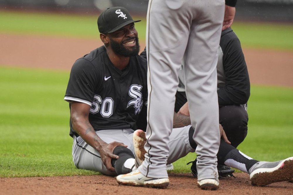 Teammates check on Chicago White Sox pitcher Miguel Castro (60) after he was injured during the ninth inning of a baseball game against the New York Mets Wednesday, May 28, 2025, in New York. (AP Photo/Frank Franklin II)