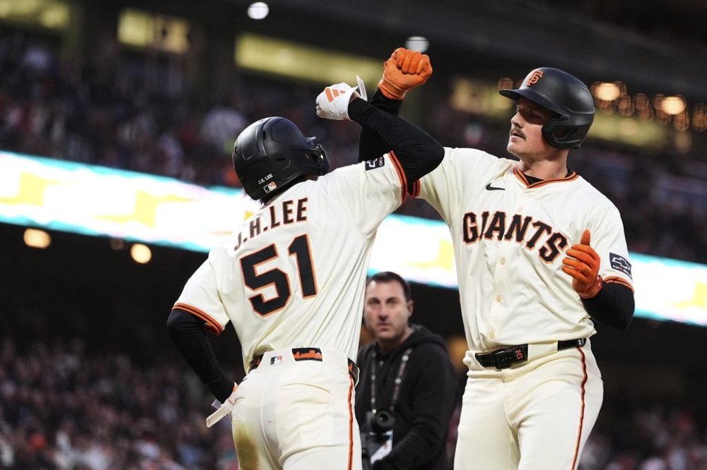San Francisco Giants' Matt Chapman, right, celebrate with Jung Hoo Lee after hitting a two-run home run during the sixth inning of a baseball game against the San Diego Padres, Wednesday, June 4, 2025, in San Francisco. (AP Photo/Godofredo A. Vásquez)