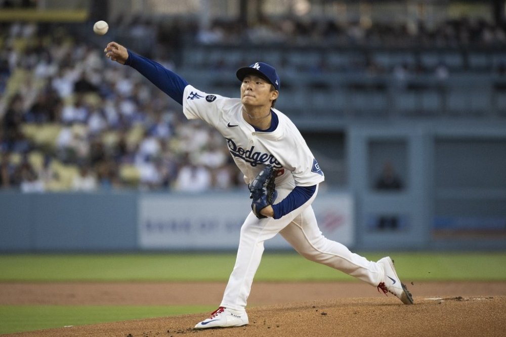 Los Angeles Dodgers starting pitcher Yoshinobu Yamamoto delivers a pitch during the first inning of a baseball game against the Arizona Diamondbacks in Los Angeles, Tuesday, May 20, 2025. (AP Photo/Kyusung Gong)