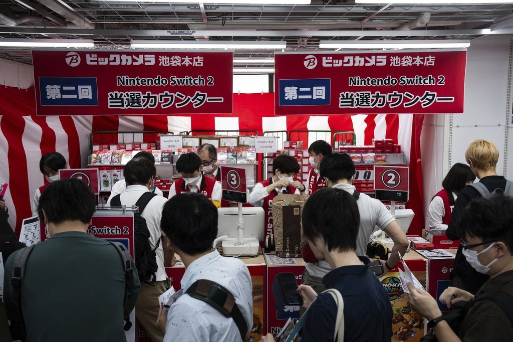 Nintendo Line Fans around the world queue up in long lines for the highly anticipated ...