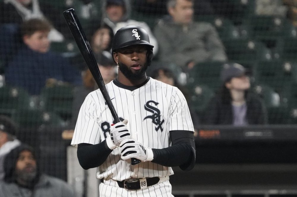 Chicago White Sox's Luis Robert Jr. bats against the Seattle Mariners during the third inning of a baseball game Tuesday, May 20, 2025, in Chicago. (AP Photo/David Banks)