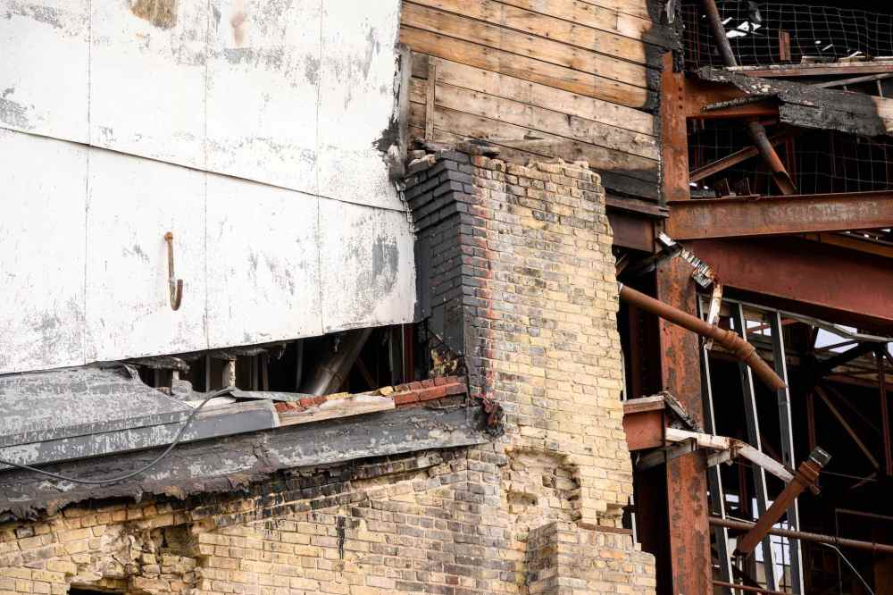 MIKE SUDOMA / FREE PRESS
The Winnipeg Fire Paramedic Service responded with ladder trucks and hand lines, attacking the fire from outside.