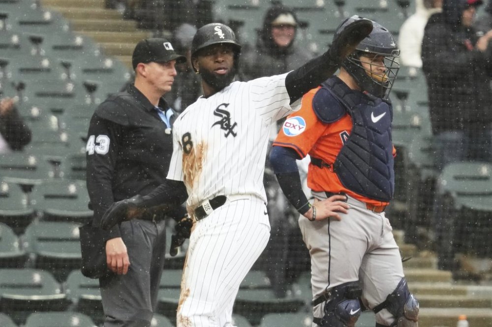 Chicago White Sox's Luis Robert Jr., center, celebrates after scoring on a one-run single by Edgar Quero during the sixth inning of a baseball game against the Houston Astros in Chicago, Sunday, May 4, 2025. (AP Photo/Nam Y. Huh)