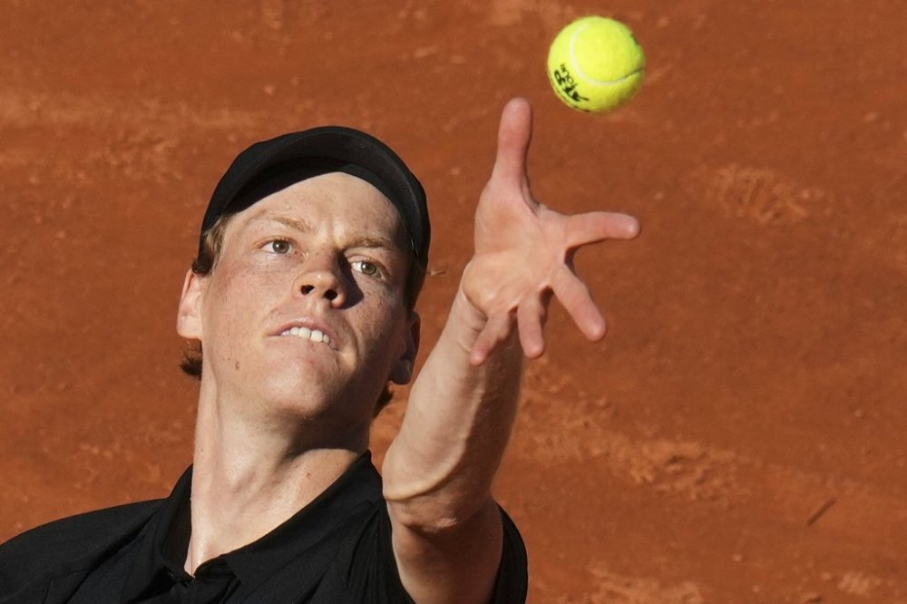 Italy's Jannik Sinner serves the ball to Netherlands' Jesper De Jong during their tennis match at the Italian Open at the Foro Italico, in Rome, Monday, May 12, 2025. (AP Photo/Alessandra Tarantino)