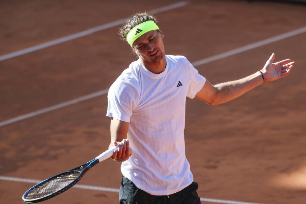Germany's Alexander Zverev reacts during his match against France's Alexandre Muller in their round of 16 tennis match of the Hamburg tournament against, in Hamburg, Germany, Wednesday May 21, 2025. (Frank Molter/dpa via AP)