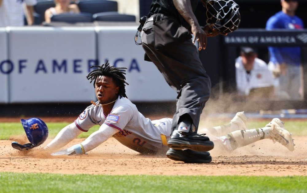 New York Mets' Luisangel Acuña (2) Scores a run on sacrifice fly by Francisco Lindor during the ninth inning of a baseball game against the New York Yankees, Saturday, May 17, 2025, in New York. (AP Photo/Noah K. Murray)