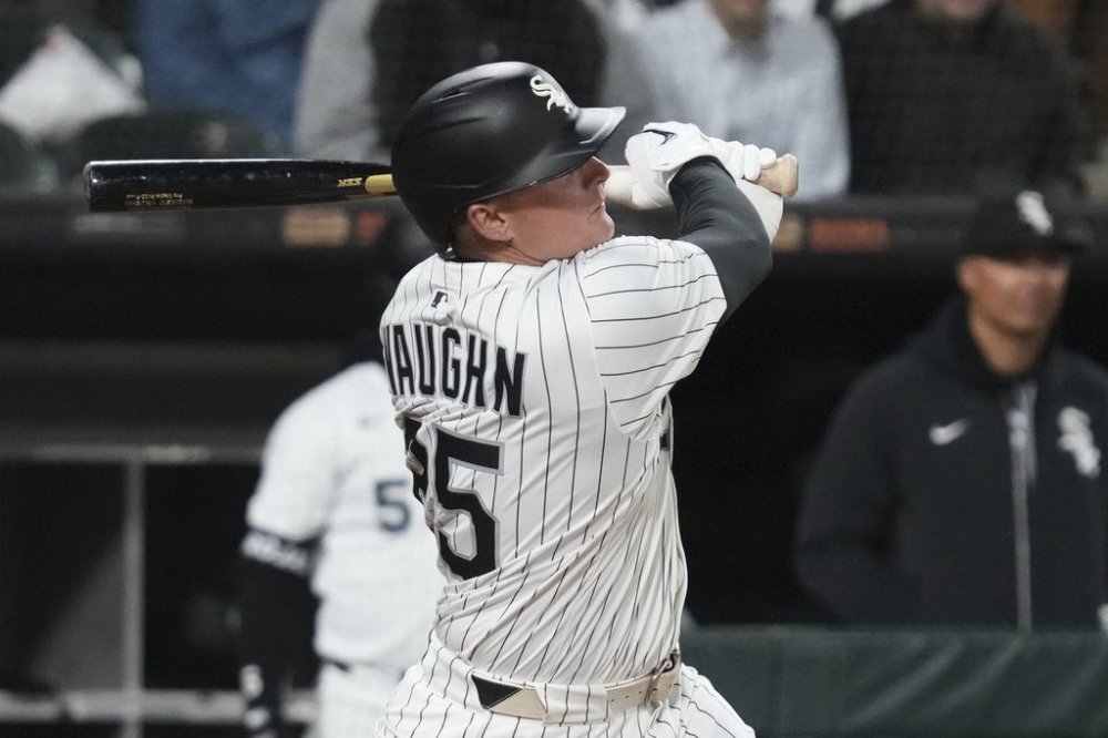 Chicago White Sox's Andrew Vaughn hits a one-run single during the ninth inning of a baseball game against the Seattle Mariners in Chicago, Monday, May 19, 2025. (AP Photo/Nam Y. Huh)