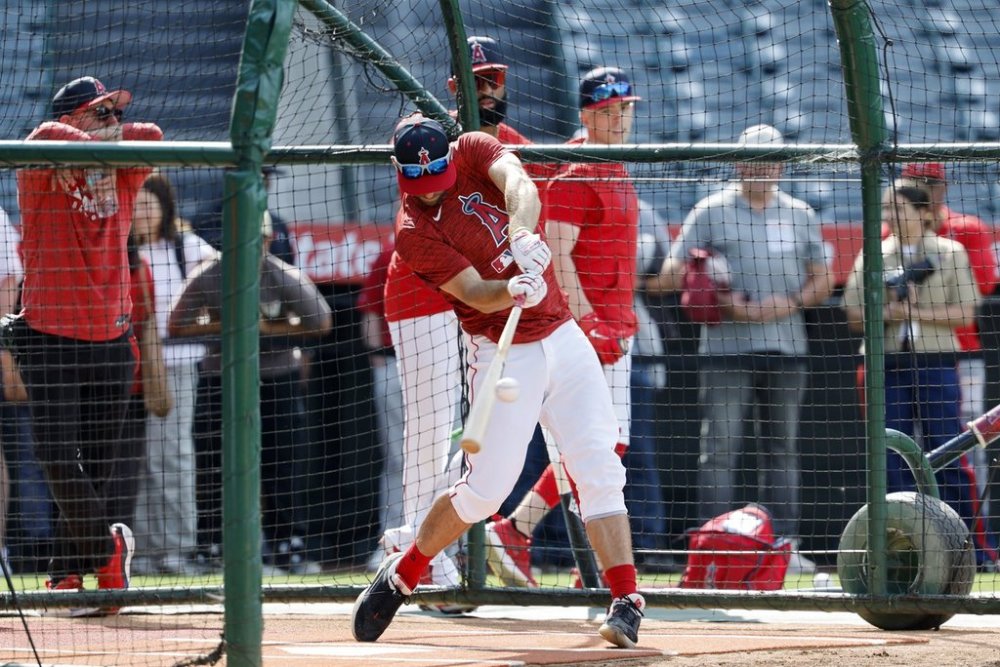 Los Angeles Angels' Chris Taylor takes batting practice before a baseball game against the New York Yankees, Monday, May 26, 2025, in Anaheim, Calif. (AP Photo/Kevork Djansezian)