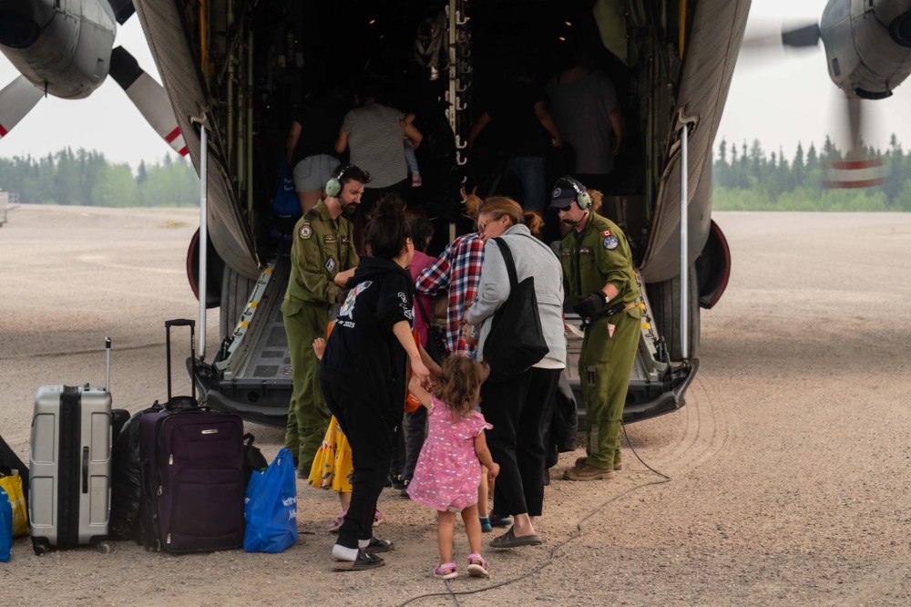 NICHOLAS ZAHARI / CANADIAN ARMED FORCES 
In Norway House, military members help to evacuate residents from Pimicikamak Cree Nation (Cross lake), who had escaped a wildfire near their community.
