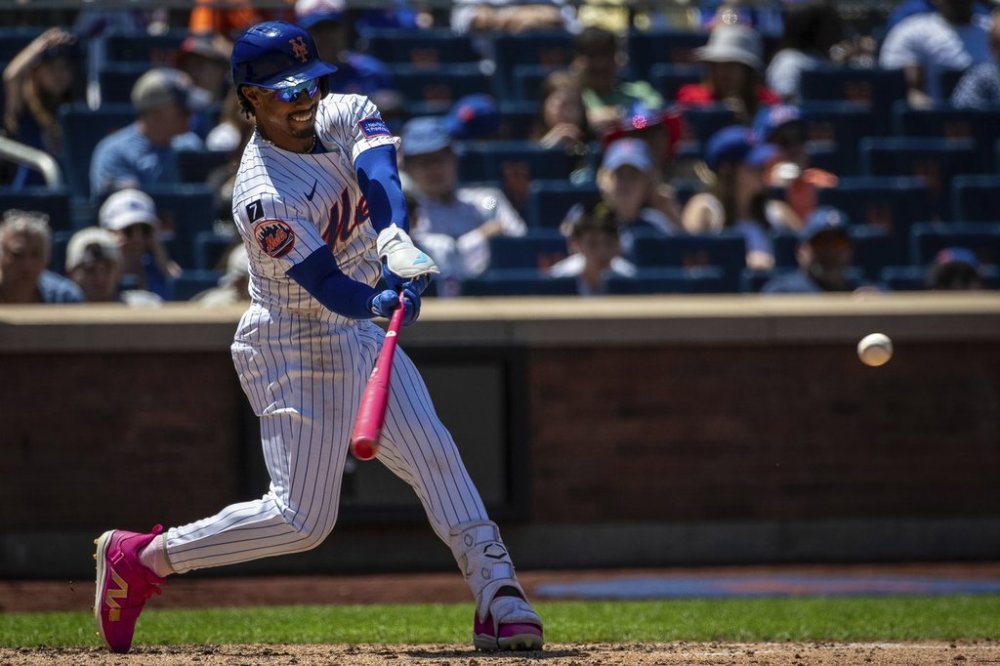 New York Mets infielder Francisco Lindor (12) bats during the sixth inning of the baseball game against the Chicago Cubs, Sunday, May 11, 2025, in New York. (AP Photo/Angelina Katsanis)