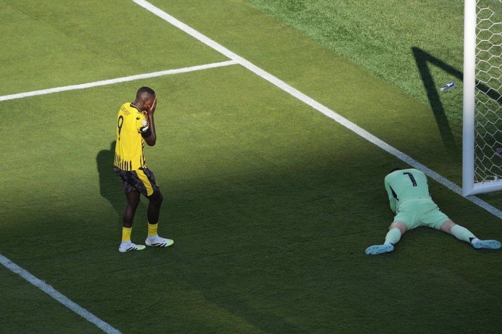 Borussia Dortmund's Serhou Guirassy, left reacts after missing a chance to score in front of Real Madrid's goalkeeper Thibaut Courtois during the Club World Cup quarterfinal soccer match between Real Madrid and Borussia Dortmund in East Rutherford, N.J., Saturday, July 5, 2025. (AP Photo/Pamela Smith)