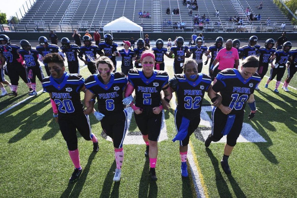 Awfl Examples Women’s tackle football gives female athletes opportunities in a game ...