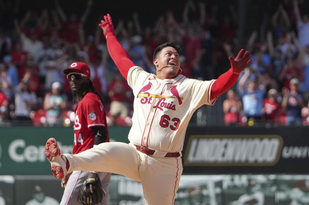 St. Louis Cardinals' Yohel Pozo (63) celebrates after hitting a walk-off single as Cincinnati Reds shortstop Elly De La Cruz watches to defeat the Reds in the 11th inning of a baseball game Saturday, June 21, 2025, in St. Louis. (AP Photo/Jeff Roberson)