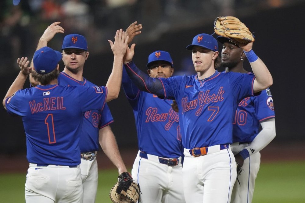 New York Mets' Jeff McNeil (1) and Brett Baty (7) celebrate with teammates after a baseball game against the Atlanta Braves Thursday, June 26, 2025, in New York. (AP Photo/Frank Franklin II)