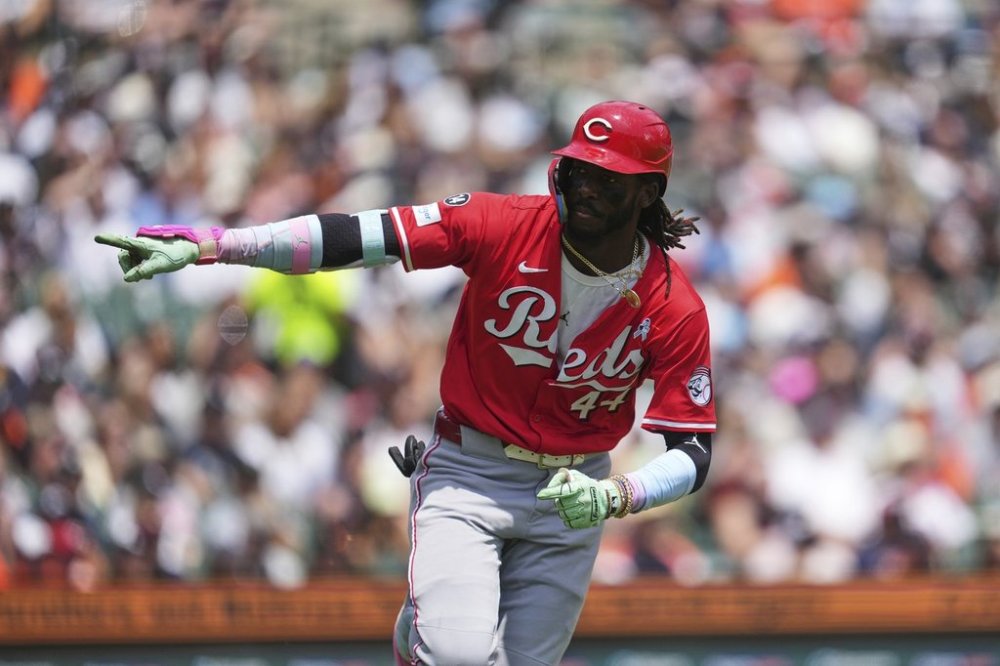 Cincinnati Reds' Elly De La Cruz points to the dugout after hitting a one-run single against the Detroit Tigers in the eighth inning during a baseball game, Sunday, June 15, 2025, in Detroit. (AP Photo/Paul Sancya)