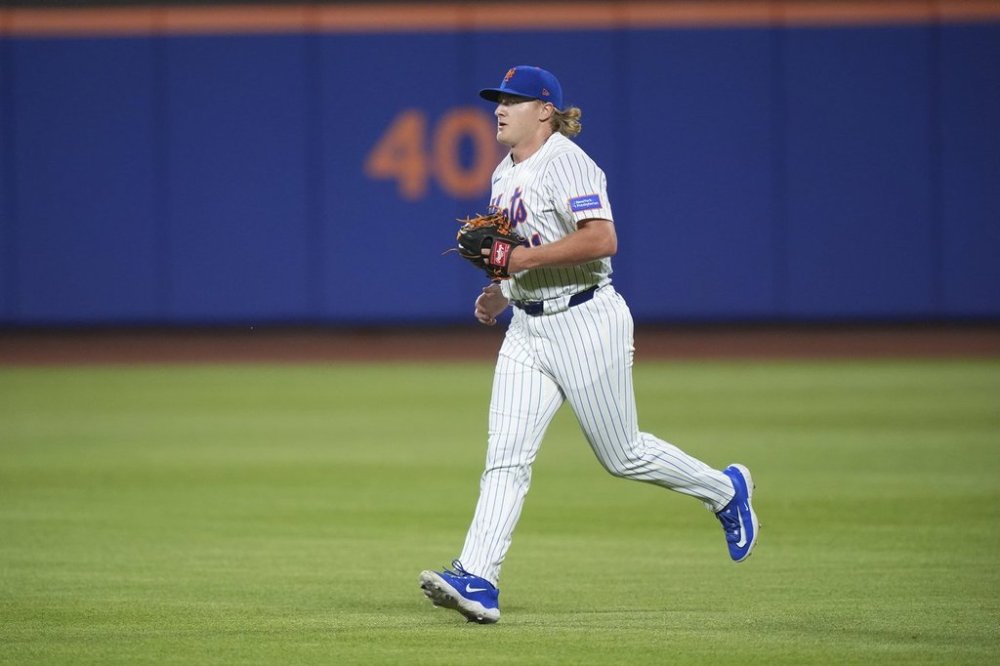 New York Mets pitcher Jonathan Pintaro runs onto the field during the ninth inning of a baseball game against the Atlanta Braves Wednesday, June 25, 2025, in New York. (AP Photo/Frank Franklin II)