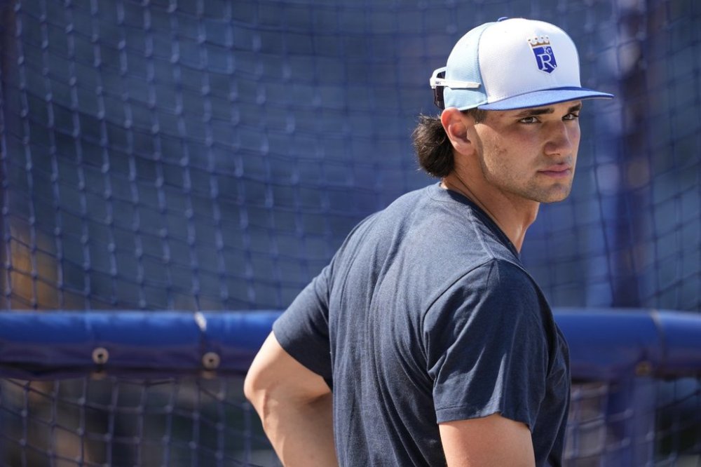 Kansas City Royals designated hitter Jac Caglianone waits to take batting practice prior to a baseball game against the New York Yankees, Tuesday, June 10, 2025, in Kansas City, Mo. (AP Photo/Ed Zurga)