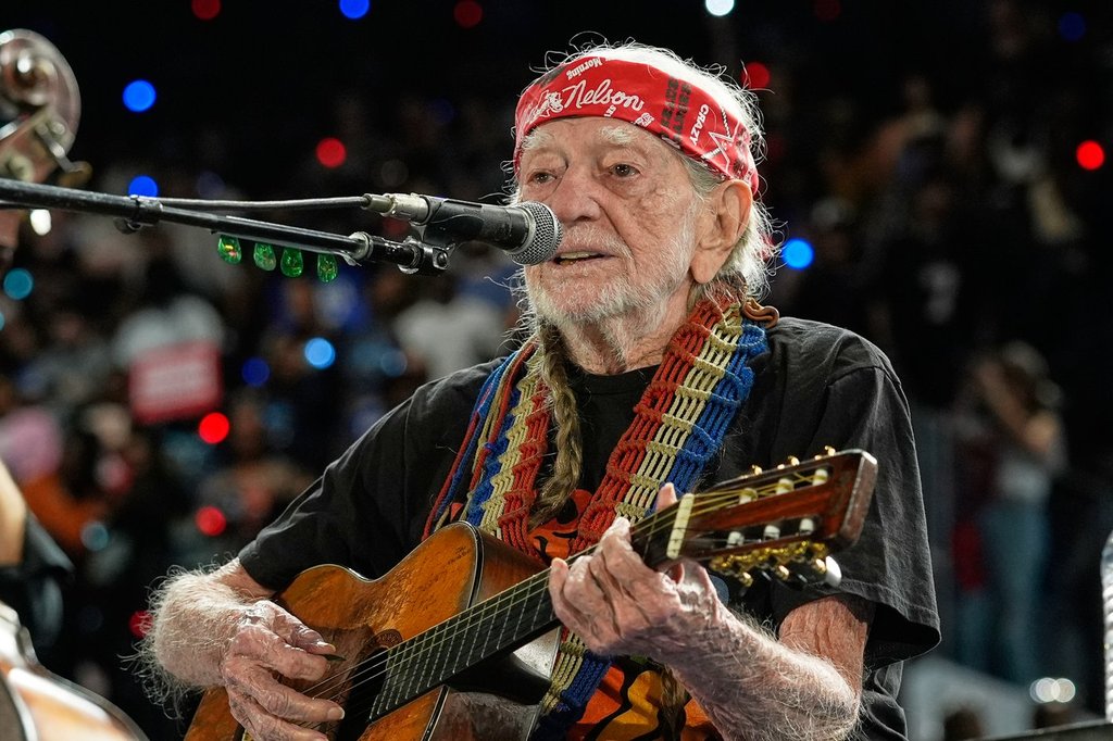 Willie Nelson keeps living the life he loves at 92. 'I'm not through with  it yet' – Winnipeg Free Press