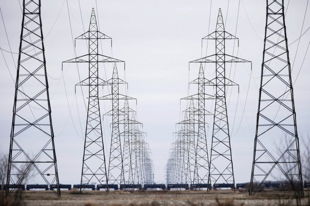 Manitoba Hydro power lines are photographed just outside Winnipeg, Monday, May 1, 2018. THE CANADIAN PRESS/John Woods