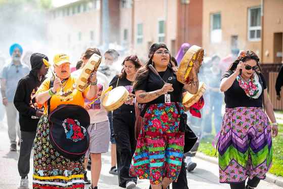 The Binesi Ikwéwag Singers lead the second annual Gilbert Park Smudge Walk down Gilbert Avenue on June 17. (Mikaela MacKenzie / Free Press)