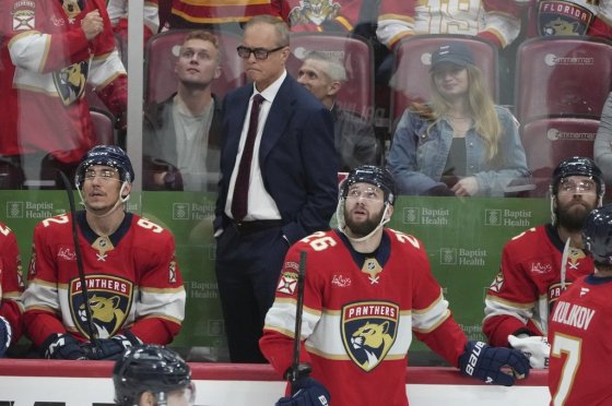 Florida Panthers head coach Paul Maurice (centre). (Lynne Sladky / The Associated Press files)