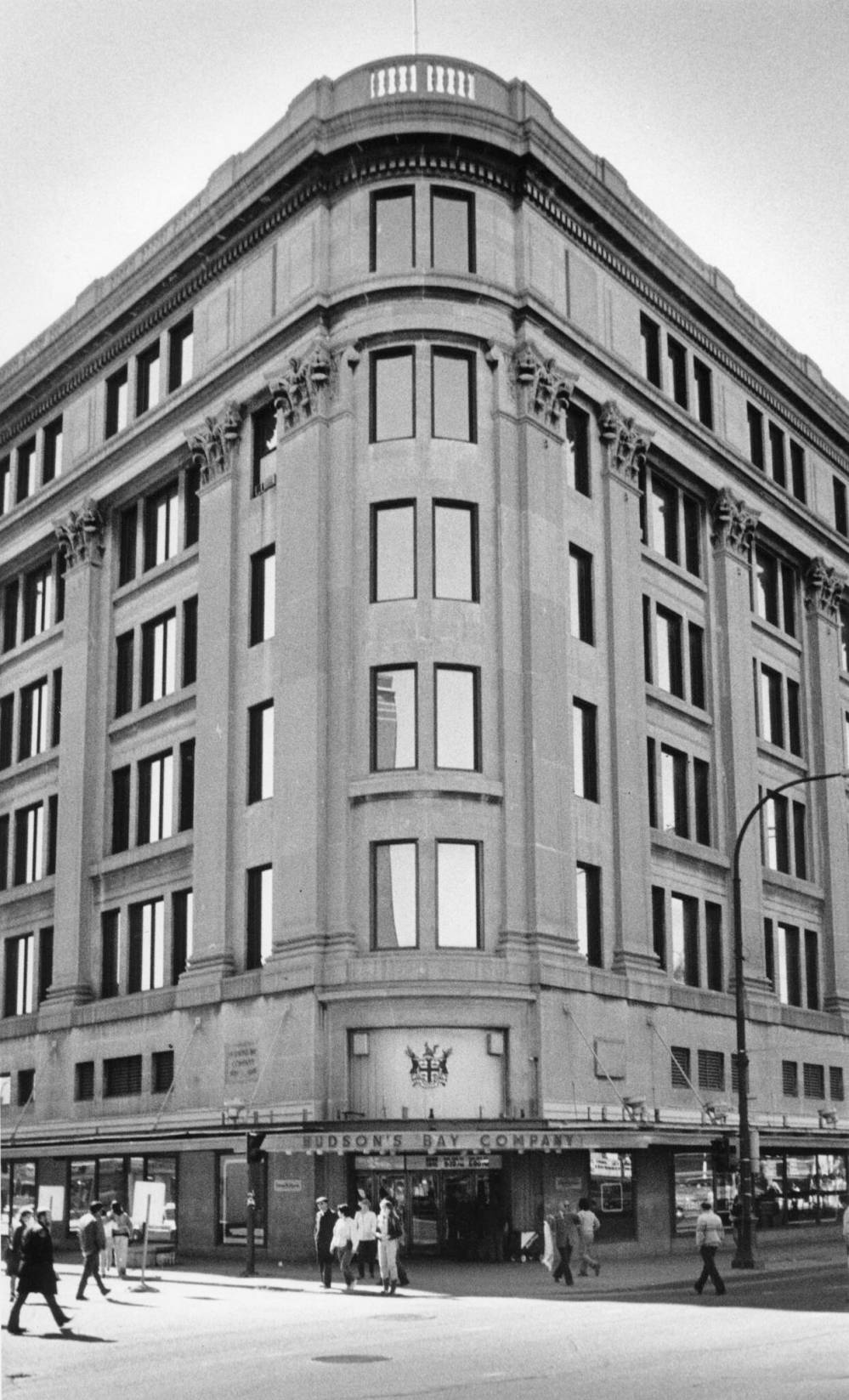 Glenn Olsen / Free Press files
The Hudson’s Bay Company’s downtown Winnipeg flagship store, above on Oct. 1, 1985, was officially opened in November 1926 and closed in November 2020.