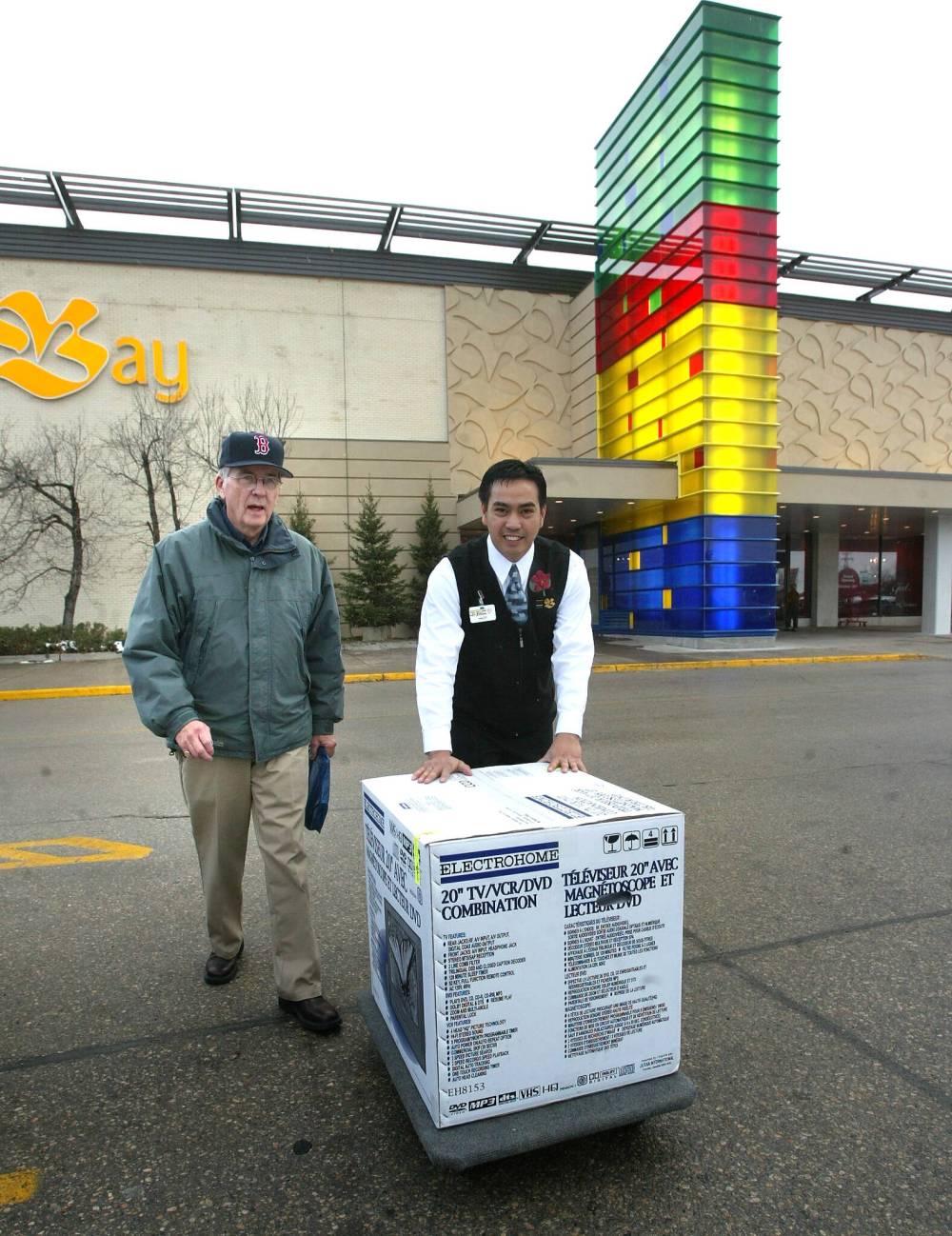 Amado Reyes helps customer Donald Hawkes with a television
purchase on Oct. 30, 2003. (Marc Gallant / Free Press files)