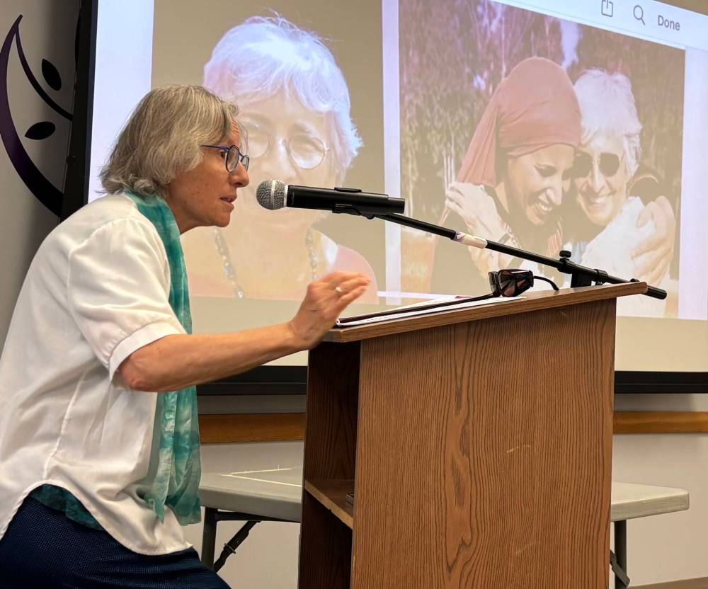 JOHN LONGHURST / FREE PRESS
Esther Blum, a member of Women Wage Peace, speaks to a group of about 25 Jewish seniors at the Gwen Secter Creative Living Centre on Thursday.