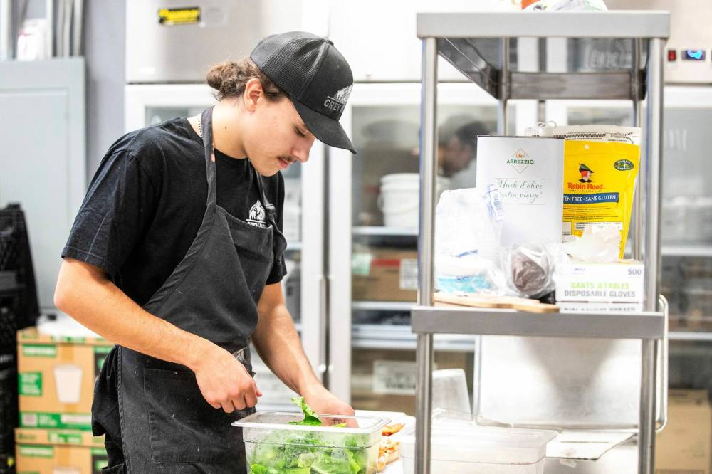 MIKAELA MACKENZIE / FREE PRESS
Vincenzo Marinelli prepares lunch sandwiches.