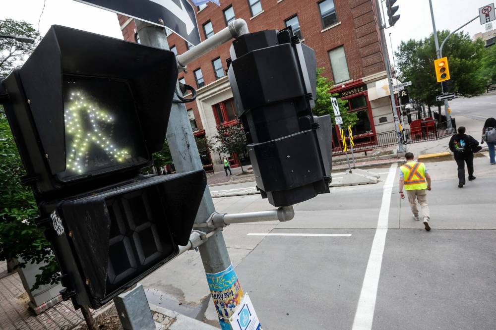 JOHN WOODS / FREE PRESS
The intersection of King Street and Bannatyne Avenue is Winnipeg’s first pedestrian scramble pilot project, which began Monday.