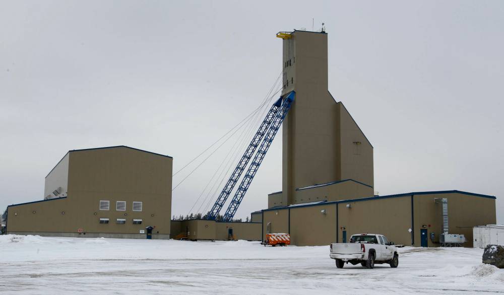 WAYNE GLOWACKI/WINNIPEG FREE PRESS FILES
Some mining sites in the Snow Lake area have evacuated workers because of raging wildfires.