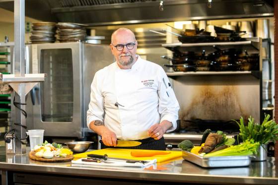 Terry Gereta demonstrates knife skills at RRC Polytech. (Mikaela MacKenzie / Free Press)