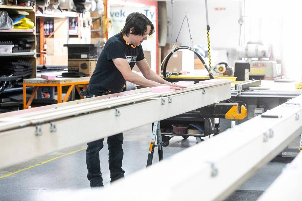 MIKAELA MACKENZIE / FREE PRESS
Tom (Minister of Interiors) Wenzoski at work at Big Deal Custom Cases.