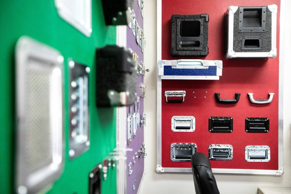 MIKAELA MACKENZIE / FREE PRESS
Displays of available hardware.